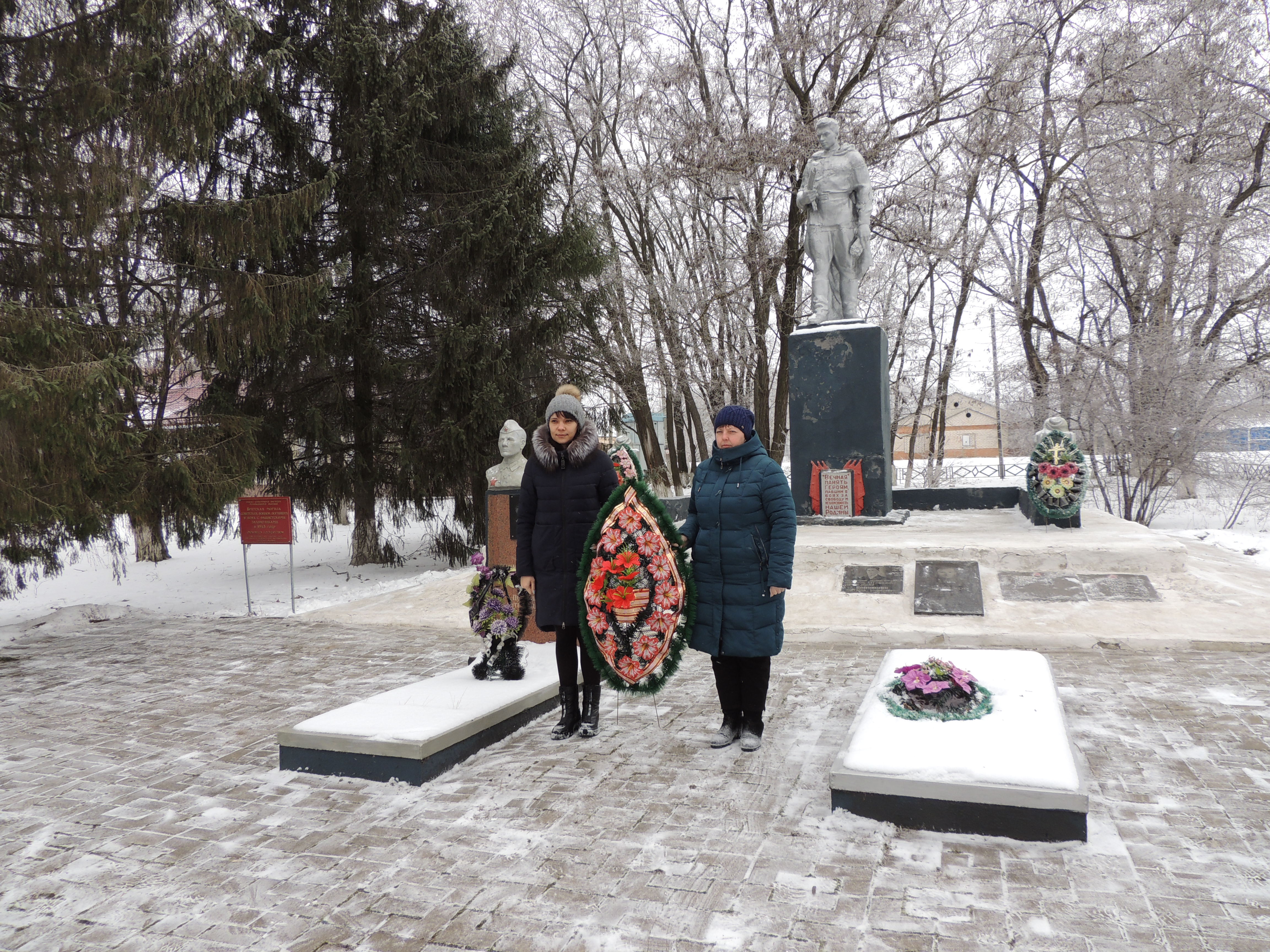 Сегодня состоялось возложение венков к братской могиле советских воинов, погибших в боях с фашистскими захватчиками в 1943 году в селе Мешковое.