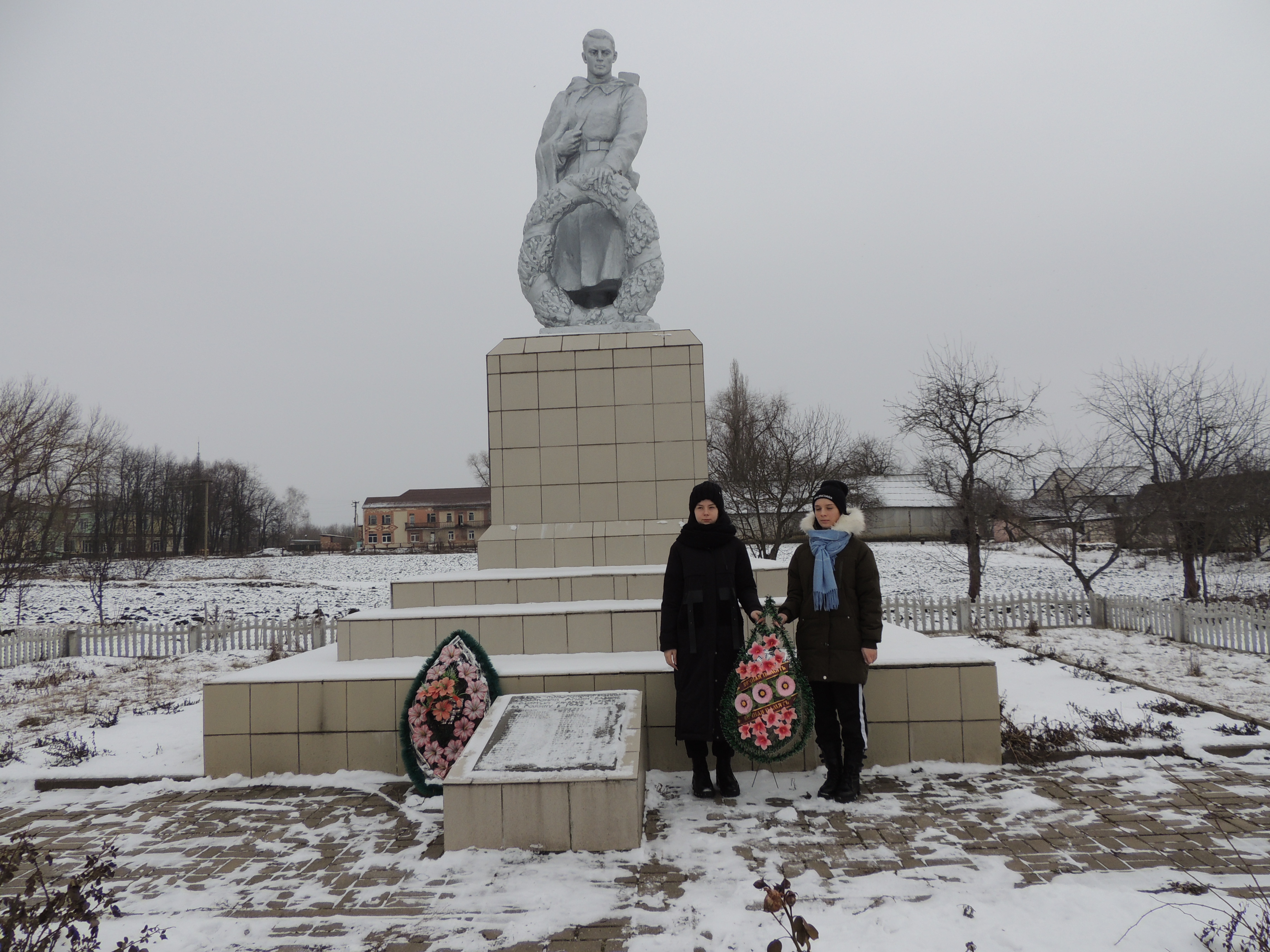 Сегодня состоялось возложение венков к братской могиле советских воинов, погибших в боях с фашистскими захватчиками в 1943 год в селе Максимовка.