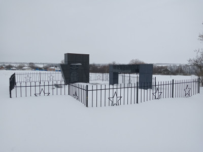«Братская могила советских воинов, погибших в боях с фашистскими захватчиками в 1943 году. Захоронено 13 человек, имена установлены. Обелиск», Год ввода в эксп.