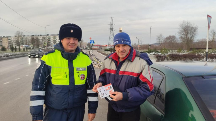 Сотрудники Отдела Госавтоинспекции призывают участников дорожного движения соблюдать ПДД. Сотрудники Отдела Госавтоинспекции призывают участников дорожного движения соблюдать ПДД.